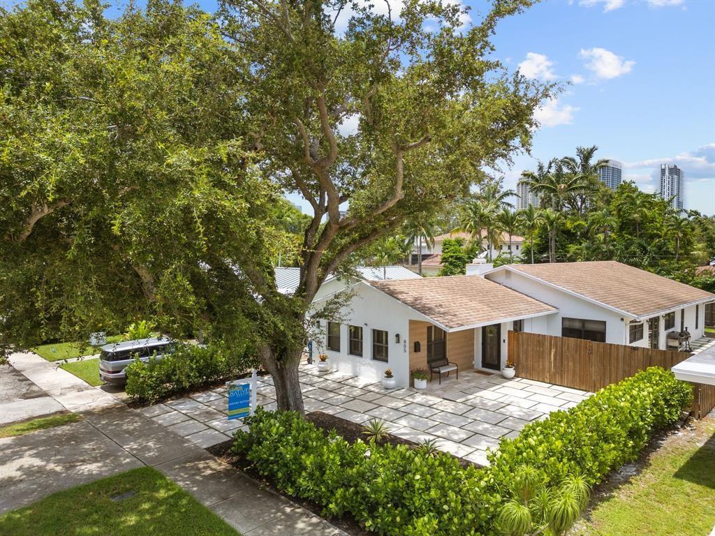 805 SE 9th St