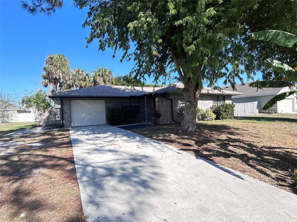 Photo of 1313 SW Bellevue Avenue, Port Saint Lucie, FL 34953 (MLS # F10542939)