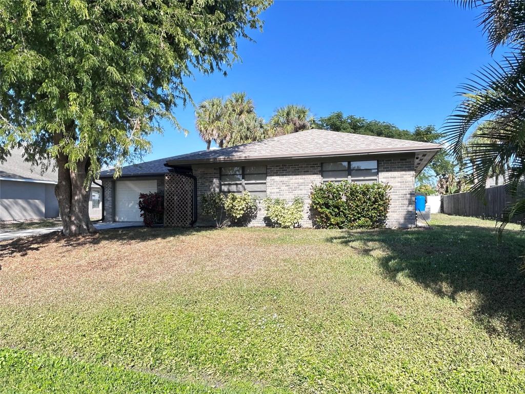 Photo of 1313 SW Bellevue Avenue, Port Saint Lucie, FL 34953 (MLS # F10542939)