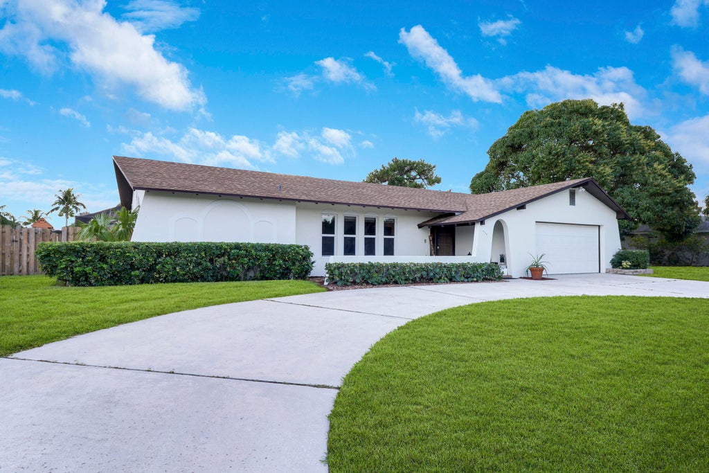 Photo of 4186 Magnolia Street, Palm Beach Gardens, FL 33418 (MLS # R10938196)