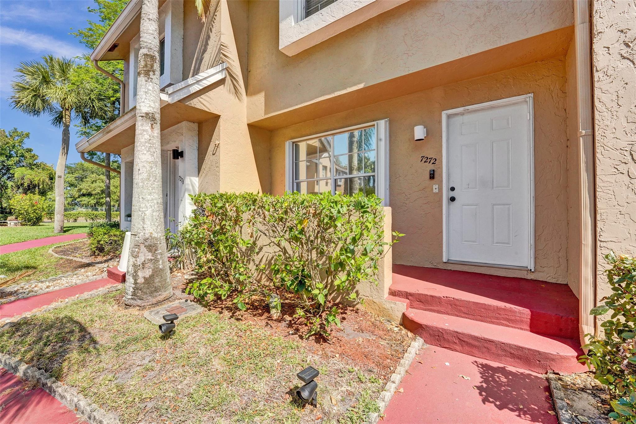 This charming townhouse features 2 bedrooms and 2.5 baths. The main floor includes recessed lighting, ceiling fans in all rooms, and a cozy breakfast nook, creating a bright and comfortable atmosphere with natural light throughout. The open layout from the kitchen to the living area makes entertaining easy and enjoyable. Upstairs, you’ll find beautiful wood flooring that adds warmth and character, along with plenty of natural light streaming in.
The spacious primary suite offers high ceilings and a private ensuite, creating a perfect space to relax and unwind. Step outside to your own private backyard patio—perfect for entertaining, grilling, or relaxing. Enjoy access to the community clubhouse with a pool and tennis court. Conveniently located near shopping, dining, and commuter routes.