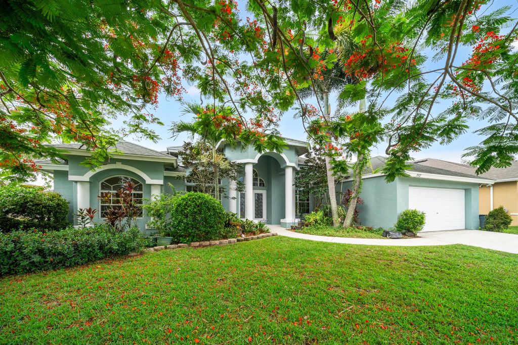 Photo of 552 SW Tarra Avenue, Port Saint Lucie, FL 34953 (MLS # R10997120)