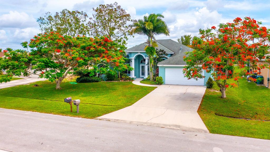 Photo of 552 SW Tarra Avenue, Port Saint Lucie, FL 34953 (MLS # R10997120)