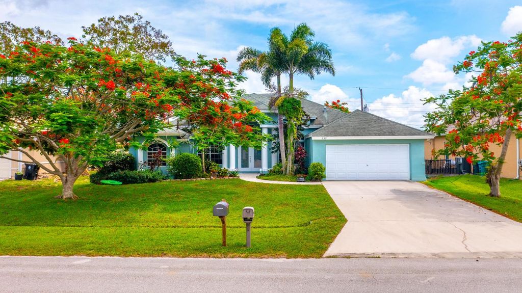 Photo of 552 SW Tarra Avenue, Port Saint Lucie, FL 34953 (MLS # R10997120)