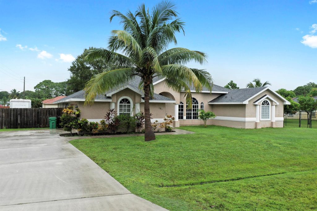 Photo of 101 SW Hawthorne Circle, Port Saint Lucie, FL 34953 (MLS # R11027543)