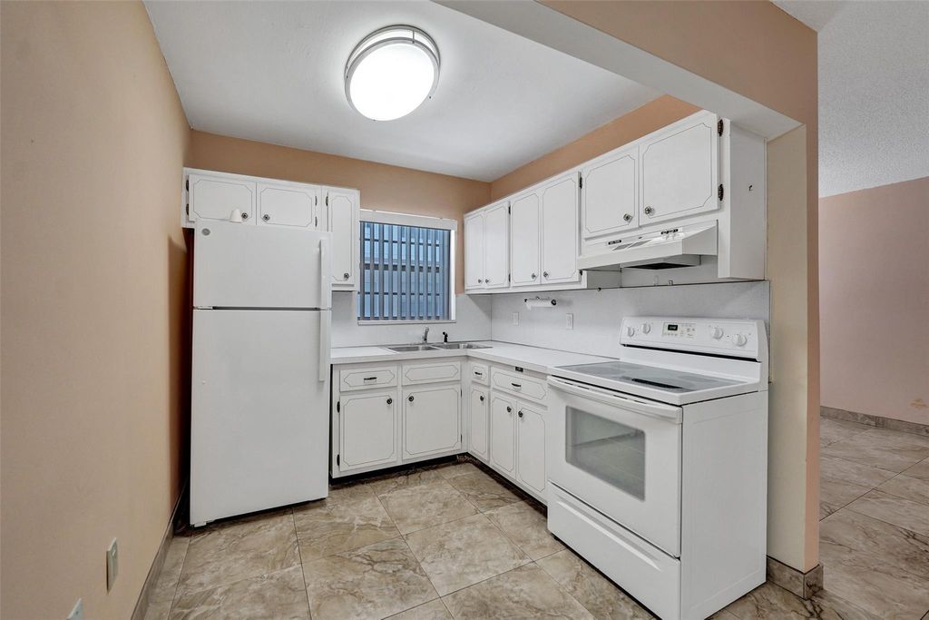 Photo of 2010 Fillmore St #202, Hollywood, FL 33020 (MLS # F10532130)
