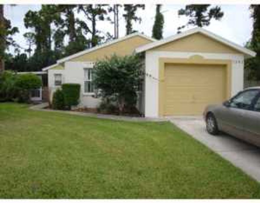 single family 2/2 with one car garage in agated community! carpet in L/R and bedroomstile in the rest of house, separate diningroom!large screened patio, back yard lawnmaint included.Large master bedroom with wakin closet,walkin shower, skylight in master bath! newer flat top stove, newerD/W!very cute little home!Vacant on combo lbx!call lo or la for showing inst!