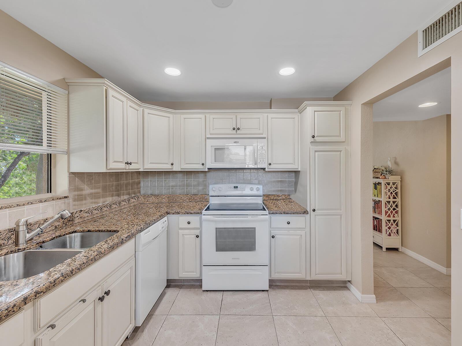 RACQUET CLUB APTS AT BONAVENTURE - Residential