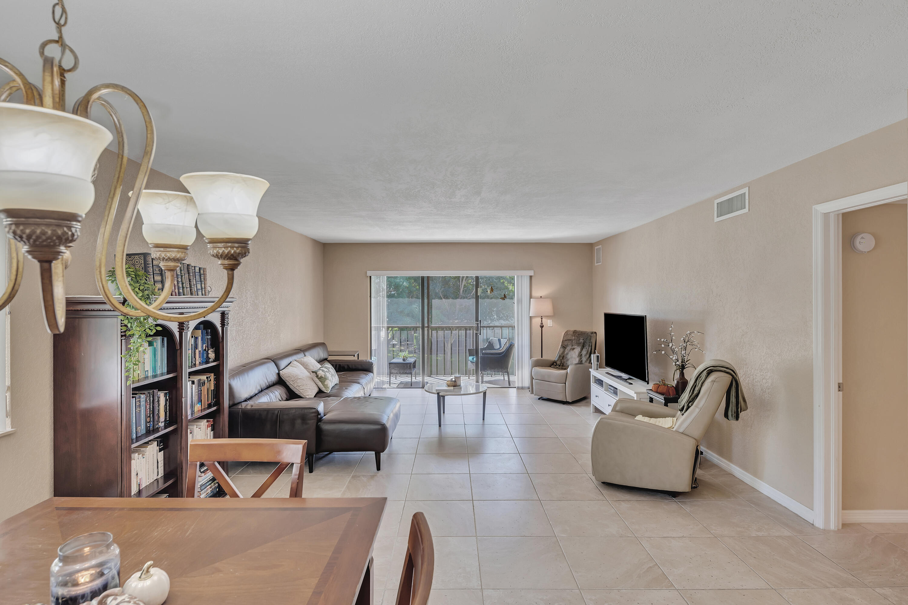 RACQUET CLUB APTS AT BONAVENTURE - Residential