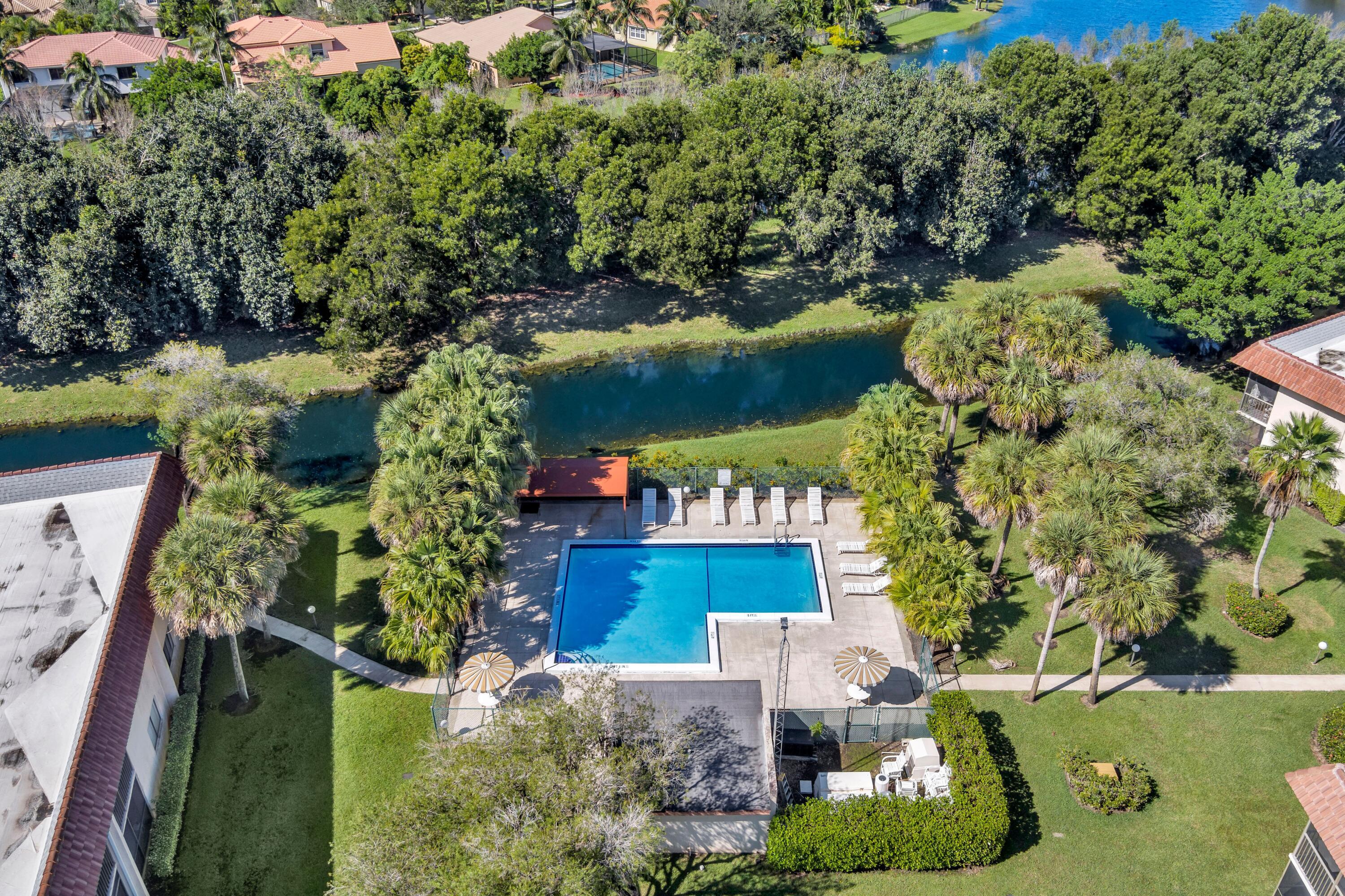 RACQUET CLUB APTS AT BONAVENTURE - Residential