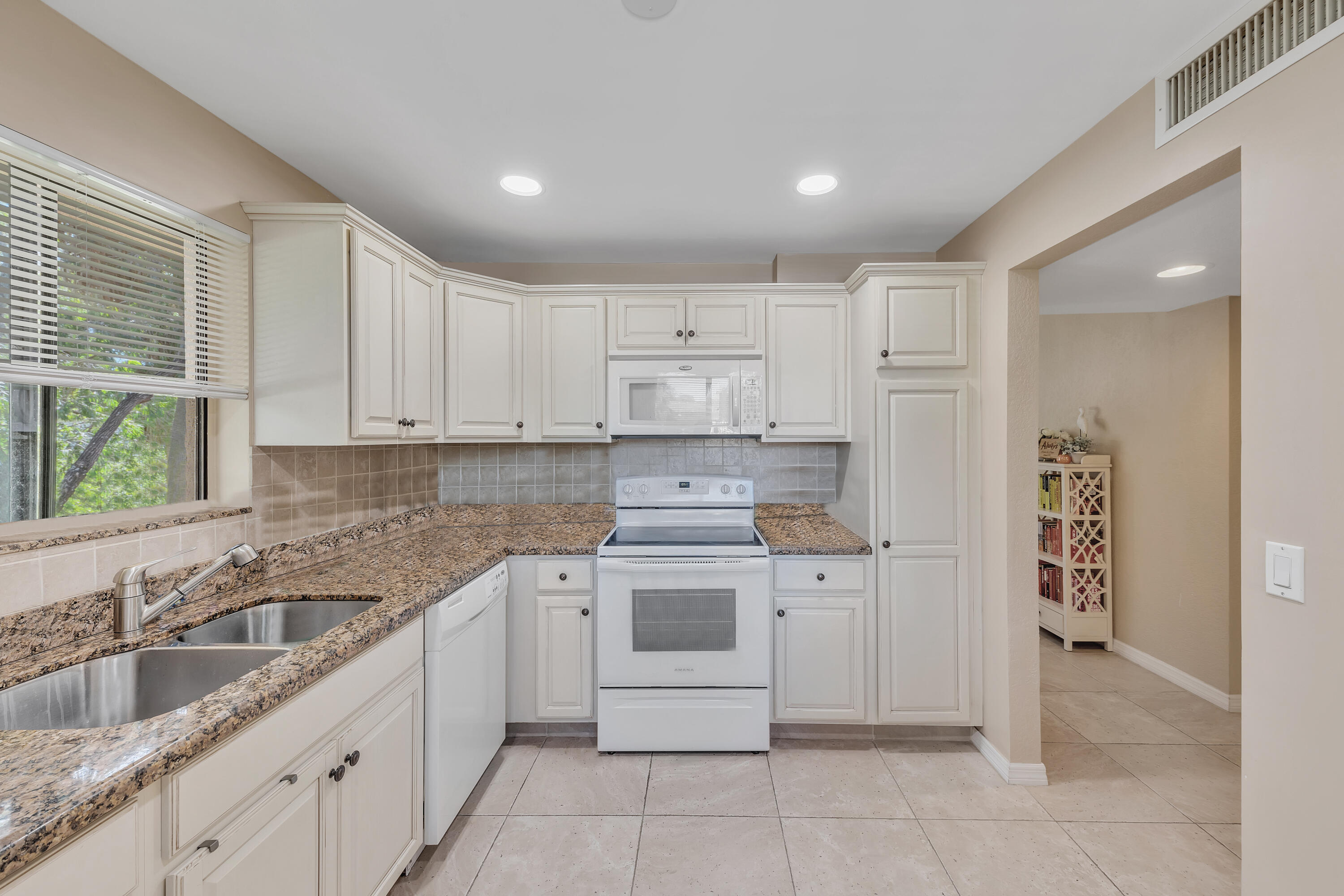 RACQUET CLUB APTS AT BONAVENTURE - Residential