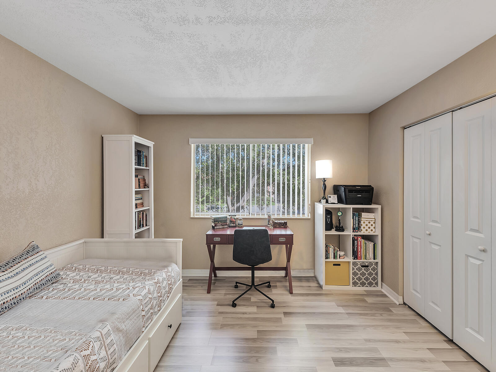 RACQUET CLUB APTS AT BONAVENTURE - Residential