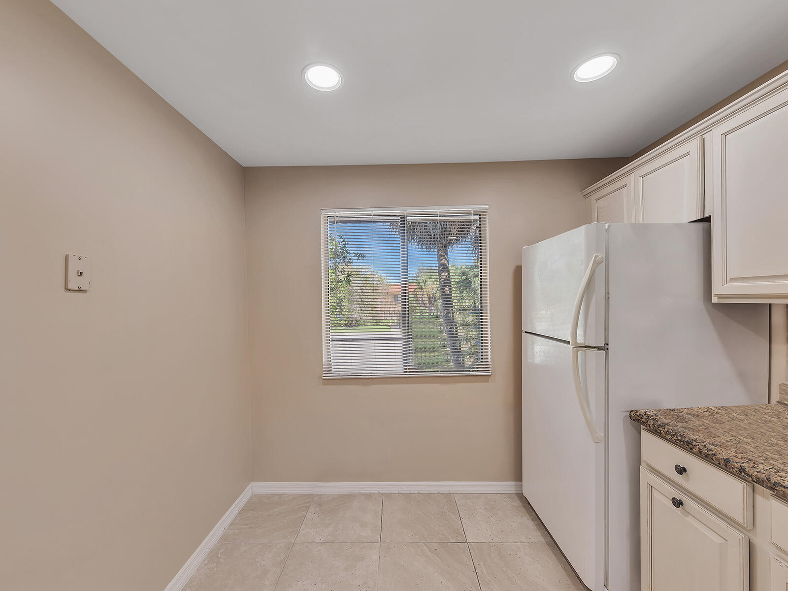 RACQUET CLUB APTS AT BONAVENTURE - Residential