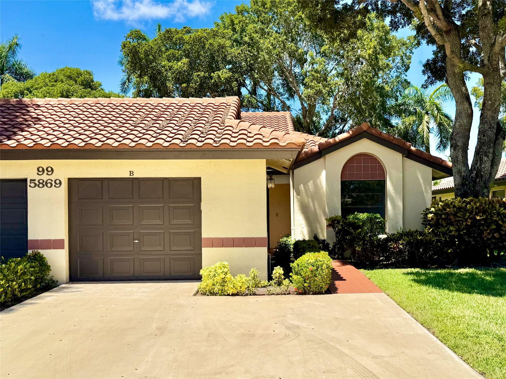 Captivating REMODELED Villa!! 3-Bed/ 2-Bath with versatel Den and 1-Car Garage. Located in Desirable Palm Chase Lakes Gated Community. Bright Open Kitchen Features ALL BRAND NEW White Shaker Cabinetry, Spacious Breakfast Bar, Quartz Counters/ Backsplash, Pantry, Stainless Appliances and Modern Panel Walls in Kitchen and Entryway. Soaring Vaulted Ceilings, 2 Skylights, NEW Lighting/Fixtures/Ceiling Fans and Flooring throughout. Expansive Enclosed Lanai with AC adds approx 300 SF of Living Space and Overlooks the Peaceful Private Views. NEW En-Suite Master Bed/Bath with Walk-in Shower/Closet. Oversized Garage/Attic Space. Clubhouse Offers Heated Olympic Size Pool, Hot Tub, Tennis, Pickleball, Gym, Sauna/Steam, Activities & More! WALK TO PLACES OF WORSHIP! Active 55+ Community & Pets Welcome!