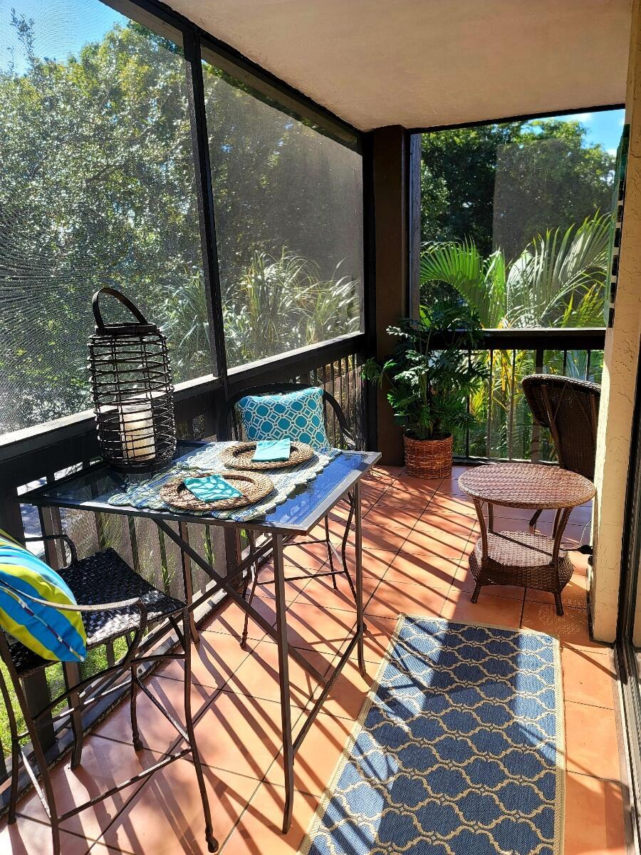 CHARMING ONE BEDROOM FULLY FURNISHED. WRAP AROUND LAKE VIEWS. TURNKEY AND READY TO GO FOR SHORT TERM SEPTEMBER THRU DECEMBER 2025 ONLY AND APRIL THRU DECEMBER 2026. ****THESE ARE THE ONLY AVAILIBLE DATES****THANK YOU!!