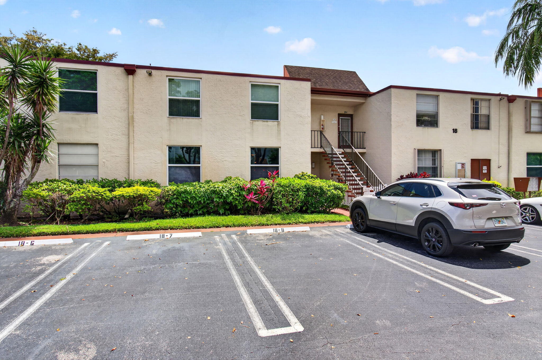 VILLAGES OF ORIOLE ABBEY CONDO - Residential