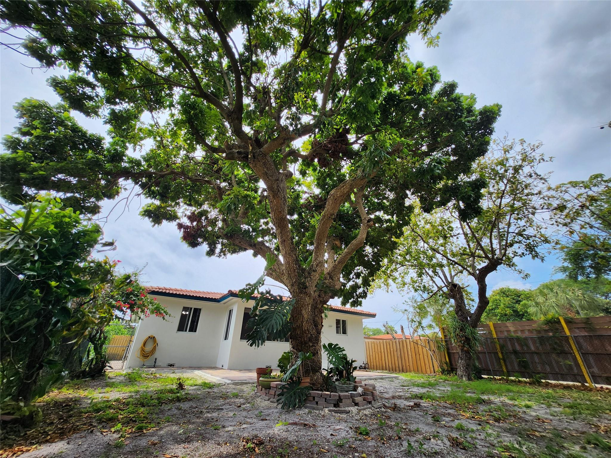 HOLLYWOOD LITTLE RANCHES - Residential Lease