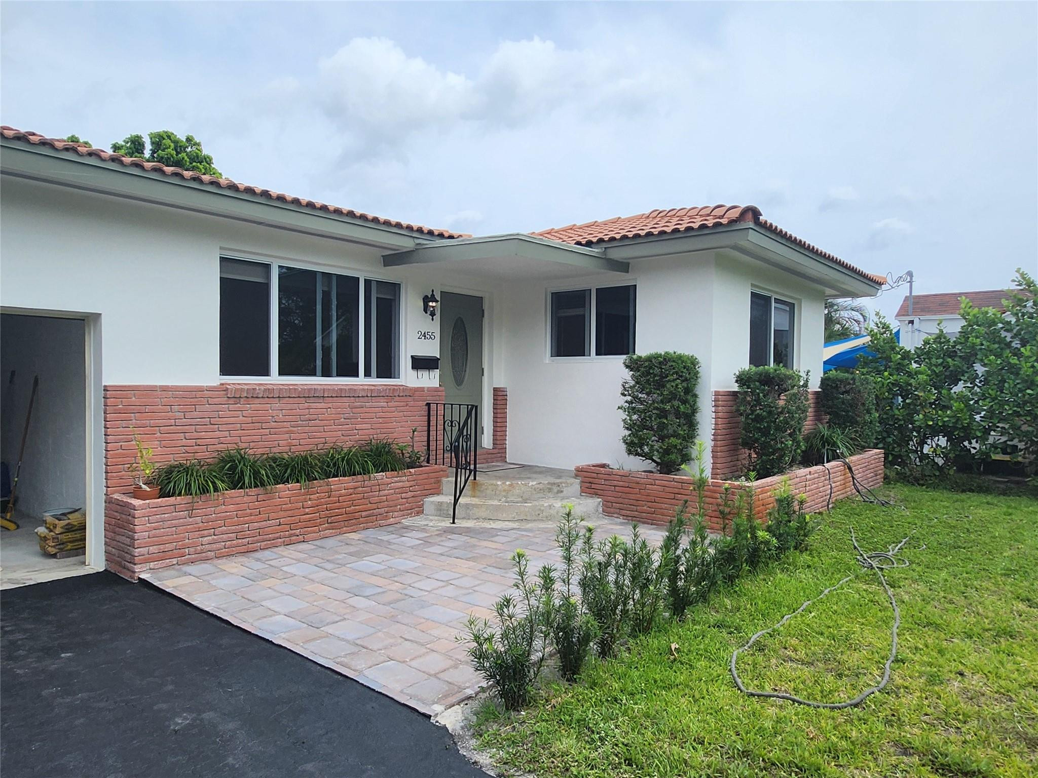 HOLLYWOOD LITTLE RANCHES - Residential Lease