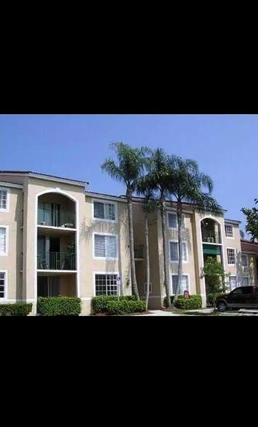 Great location Milano condominium in the heart of west palm beach close to 95 airports and shopping area.First floor unit freshly painted new microwave and dish washer.