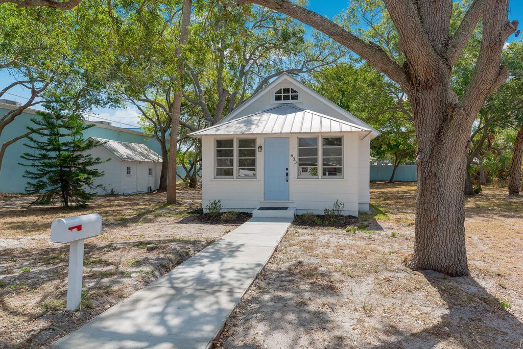 Photo of 633 SW Cleveland Avenue, Stuart, FL 34994 (MLS # R10983280)