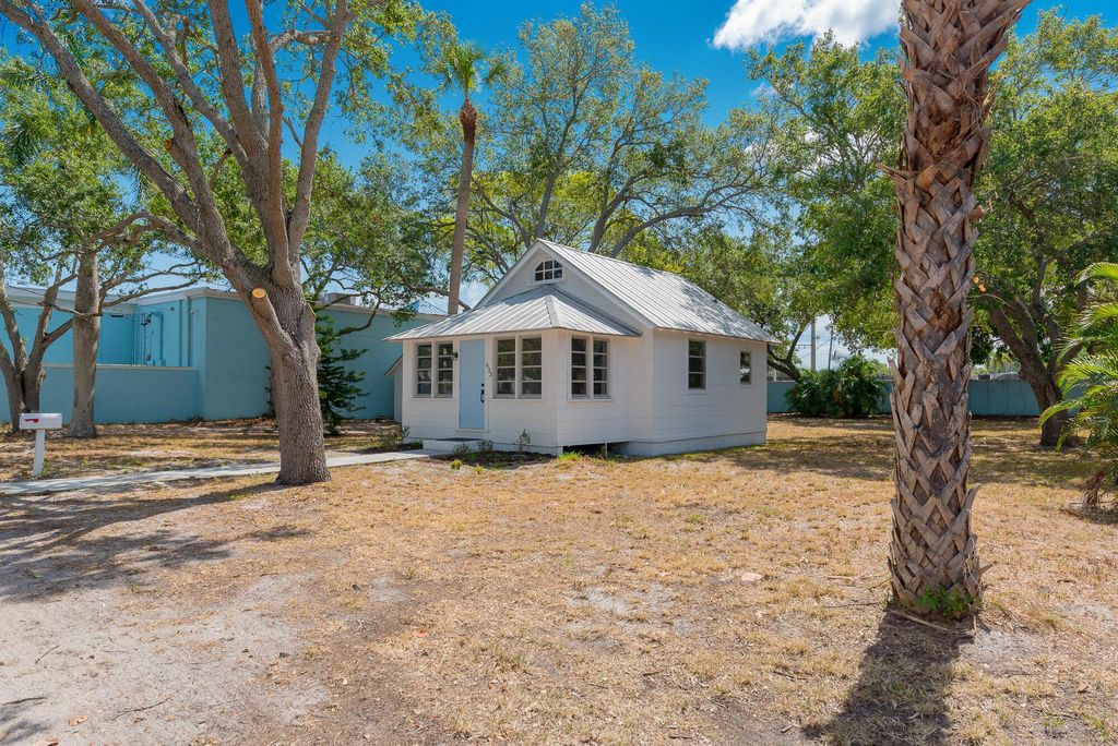 Photo of 633 SW Cleveland Avenue, Stuart, FL 34994 (MLS # R10983280)