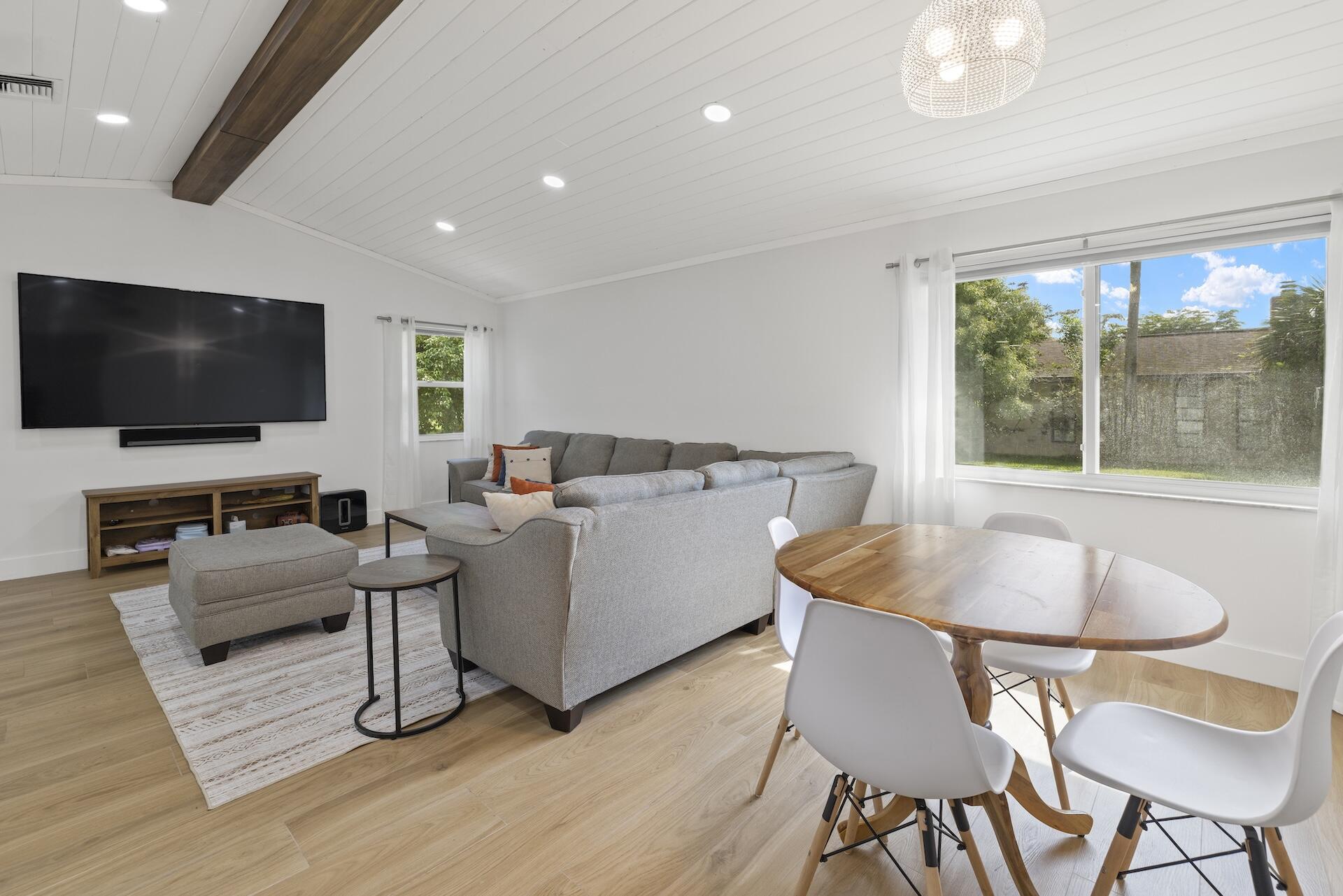 PINEWOOD EAST 2 OF WELLINGTON - Residential Lease