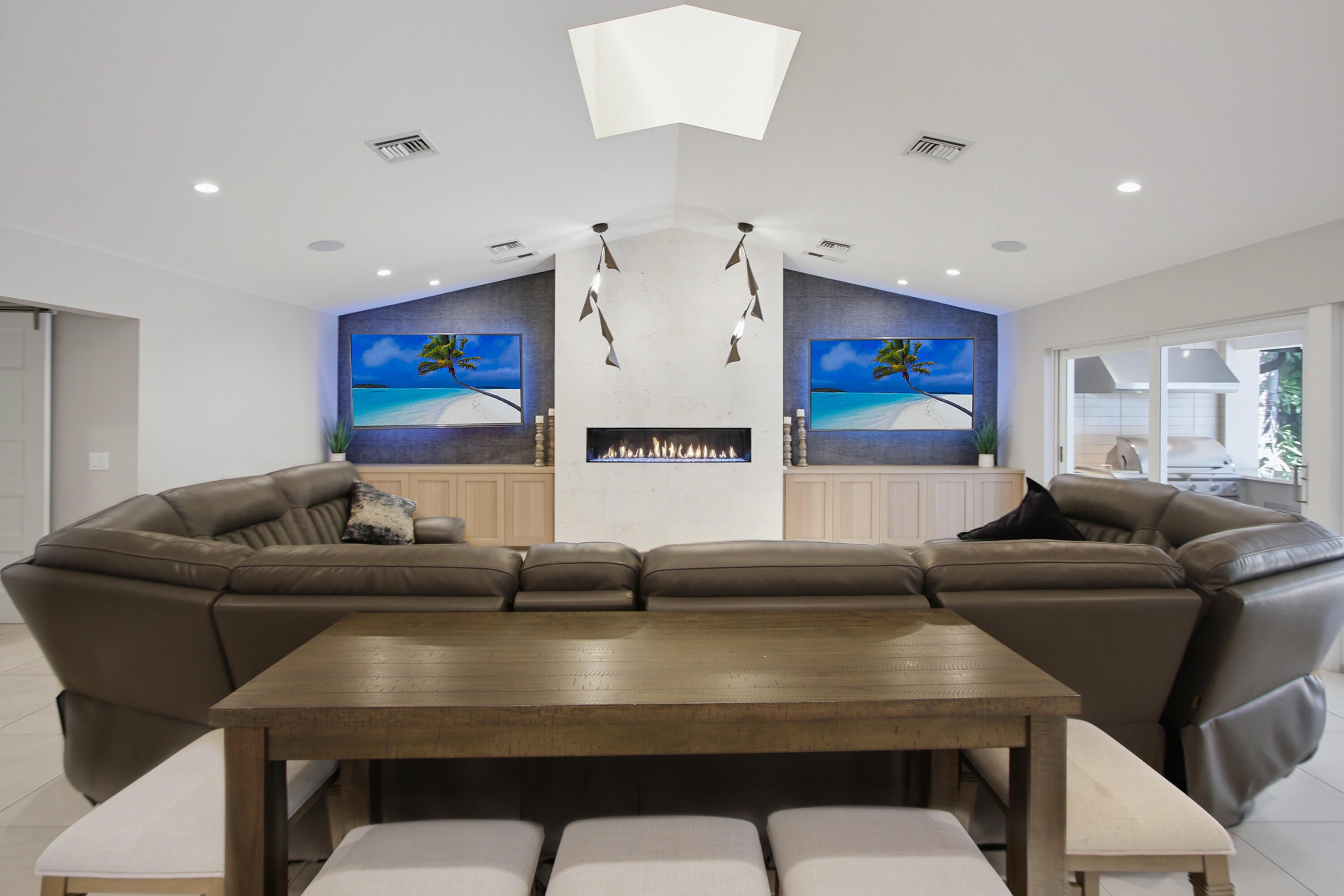 738 MIDDLE RIVER Drive