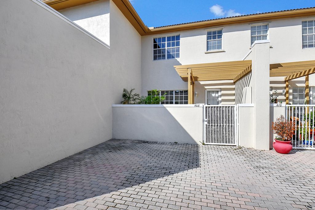 Photo of 408 NW 25th Avenue, Boynton Beach, FL 33426 (MLS # R10945830)