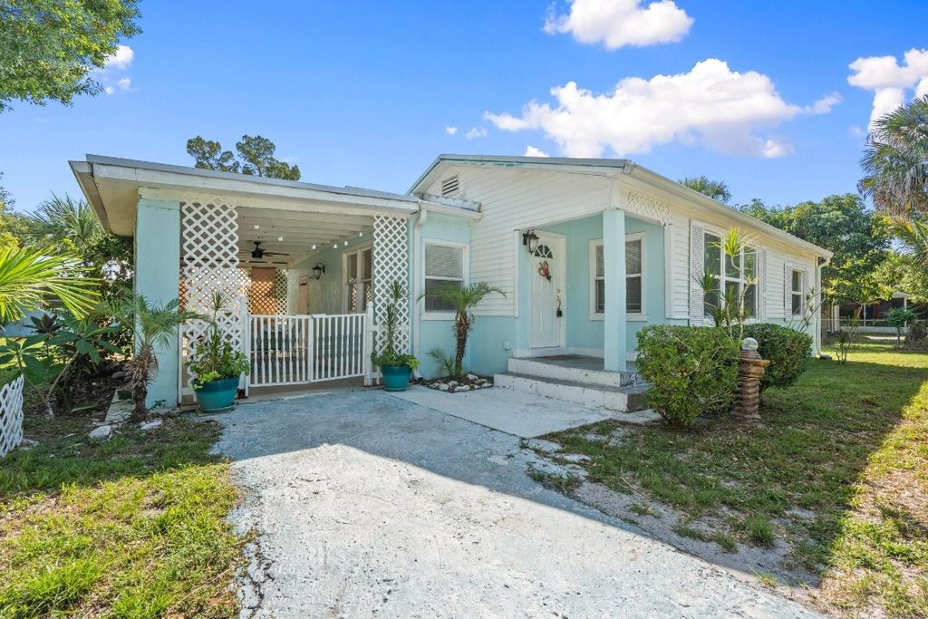 Photo of 1212 Raymond Avenue, Fort Pierce, FL 34950 (MLS # F10503455)