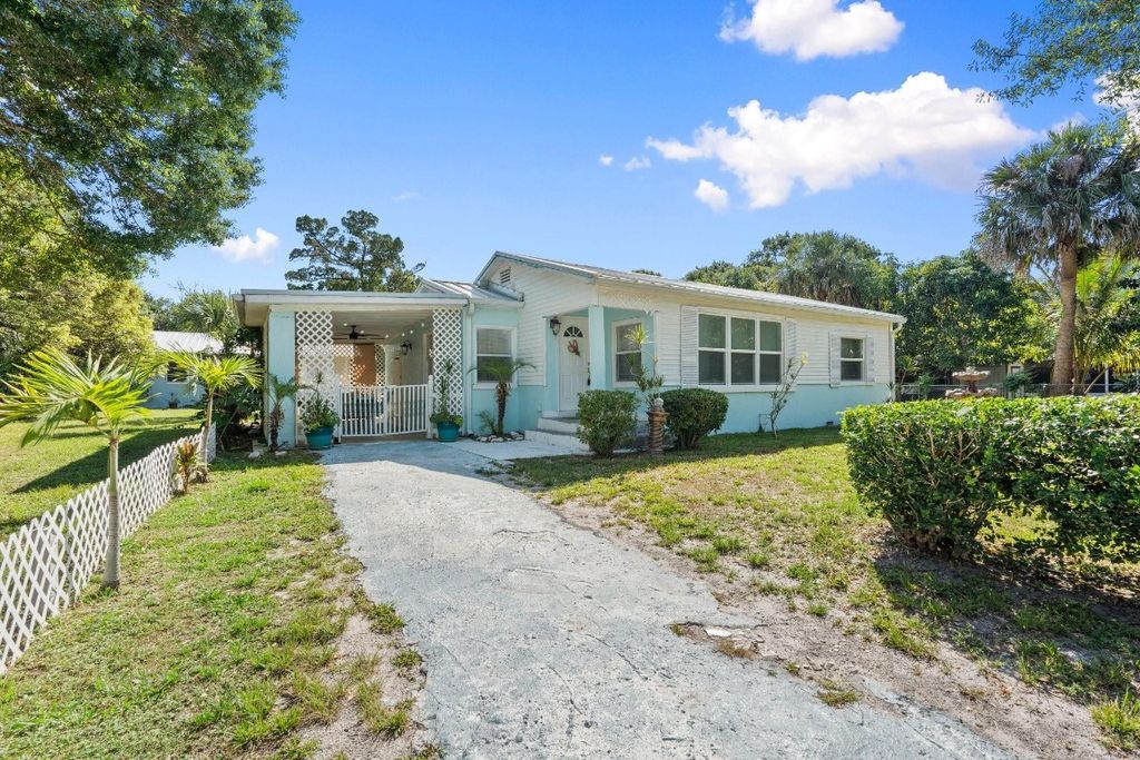 Photo of 1212 Raymond Avenue, Fort Pierce, FL 34950 (MLS # F10503455)