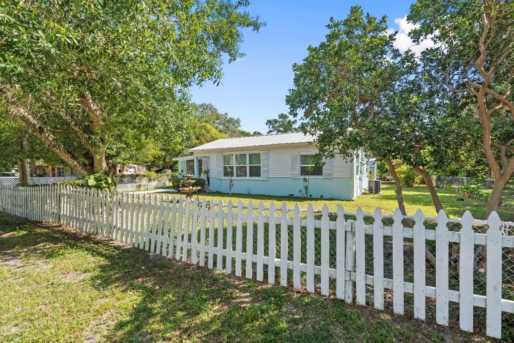 Photo of 1212 Raymond Avenue, Fort Pierce, FL 34950 (MLS # F10503455)