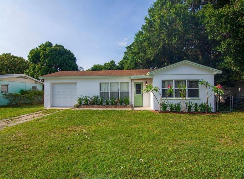 Photo of 1706 Paseo Avenue, Fort Pierce, FL 34982 (MLS # R10755084)