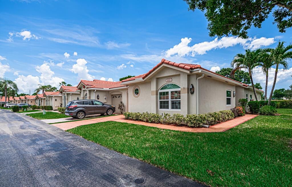 Photo of 2621 Crabapple Circle, Boynton Beach, FL 33436 (MLS # R10971442)