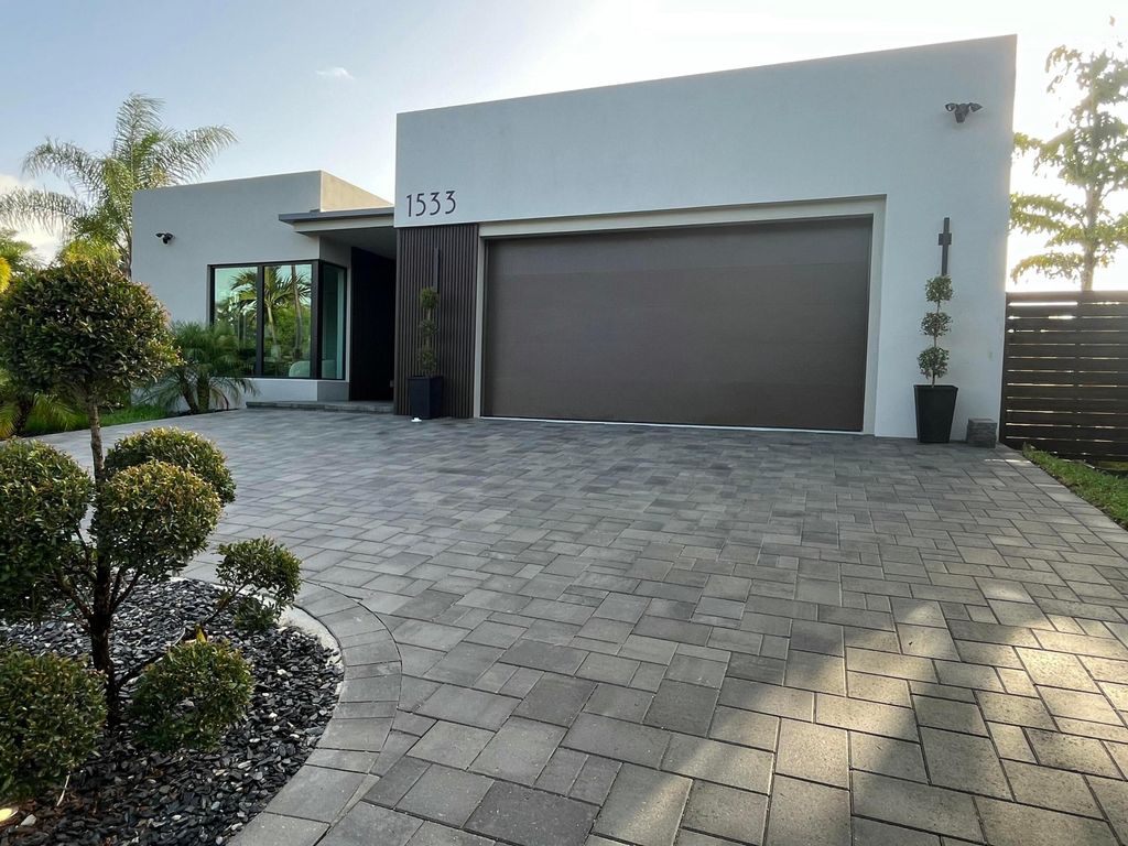 Photo of 1533 NE 16th Avenue, Fort Lauderdale, FL 33304 (MLS # B26050468)