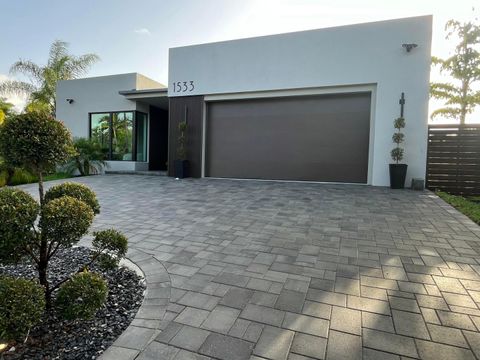 Photo of 1533 NE 16th Avenue, Fort Lauderdale, FL 33304 (MLS # B26050468)