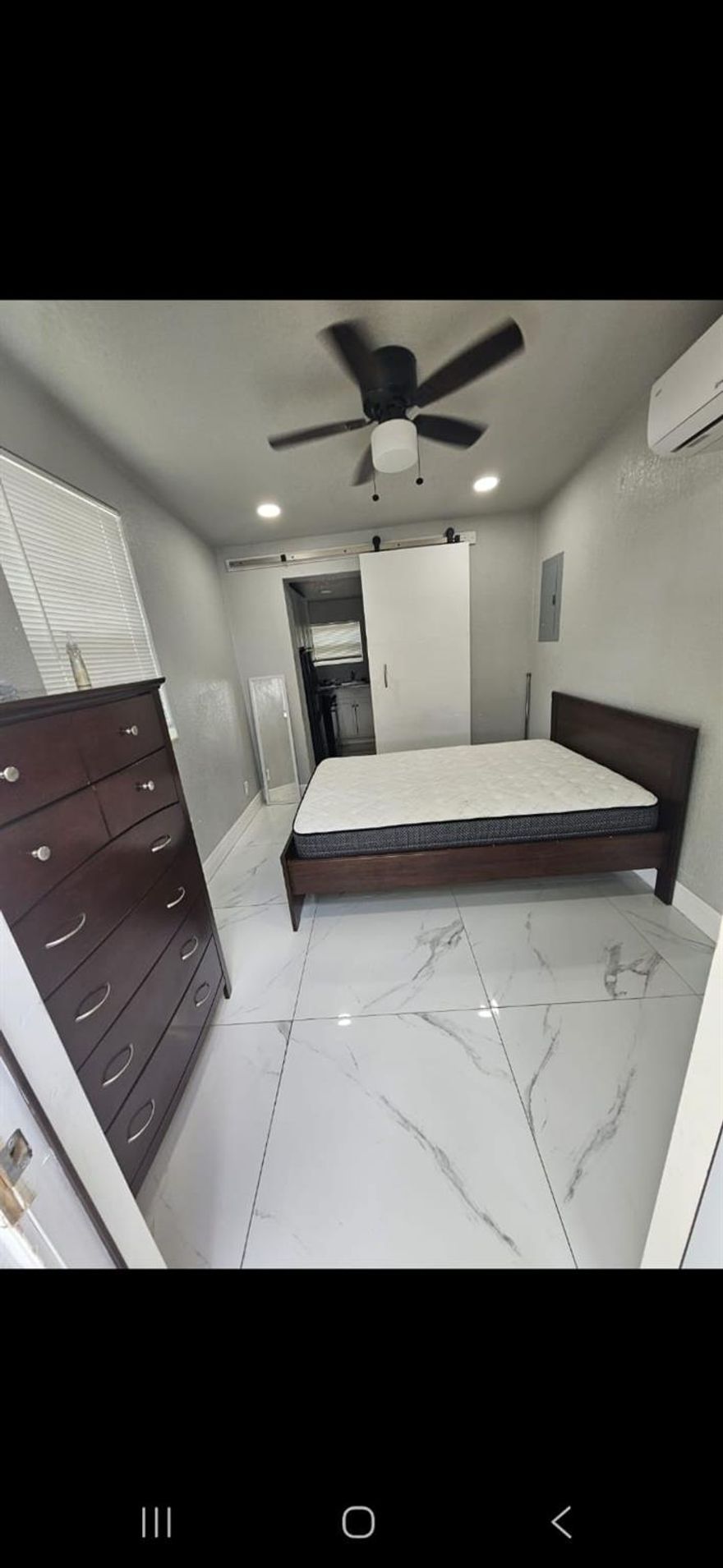 Cozy detach efficiency for rent. Updated unit. Own entrance and separated parking. Close to all major highway. quiet neighborhood.