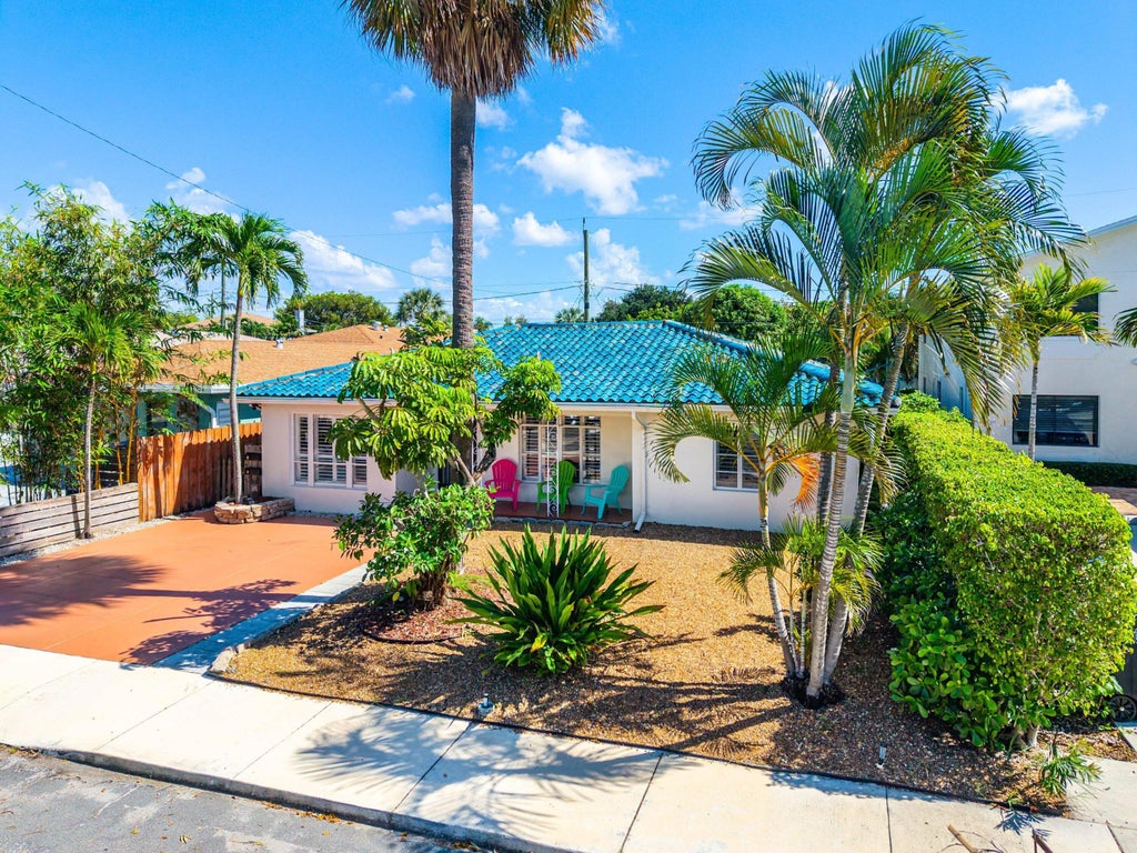 Photo of 320 S OCEAN BREEZE, Lake Worth Beach, FL 33460 (MLS # B26091652)