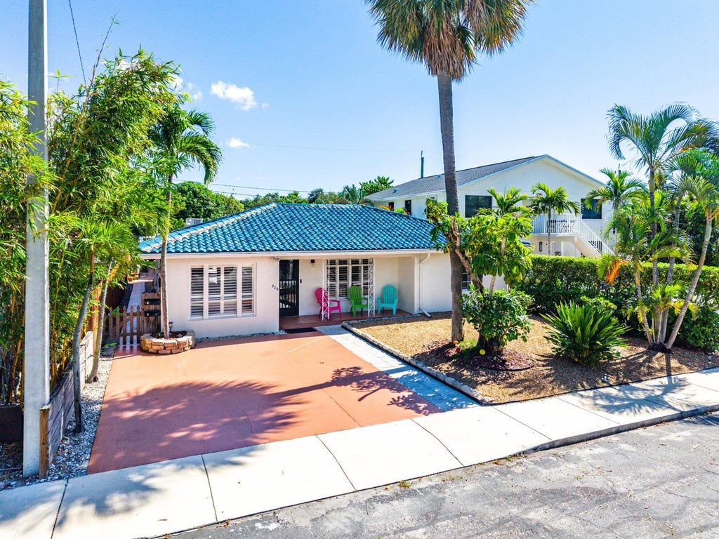 Photo of 320 S OCEAN BREEZE, Lake Worth Beach, FL 33460 (MLS # B26091652)