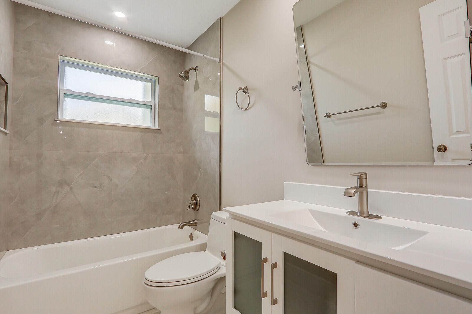 NORTH PALM BEACH VILLAGE OF 6 - Residential Lease