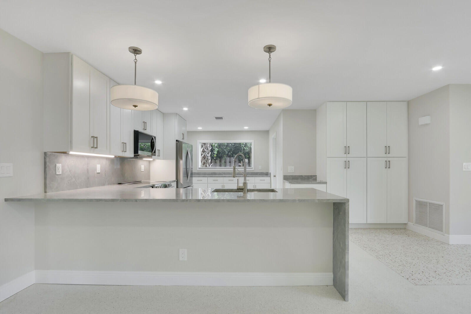 NORTH PALM BEACH VILLAGE OF 6 - Residential Lease