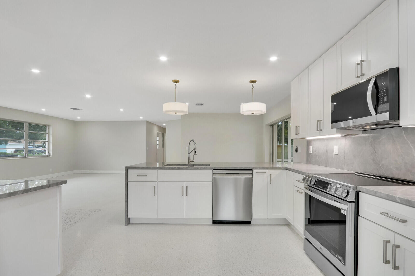 NORTH PALM BEACH VILLAGE OF 6 - Residential Lease