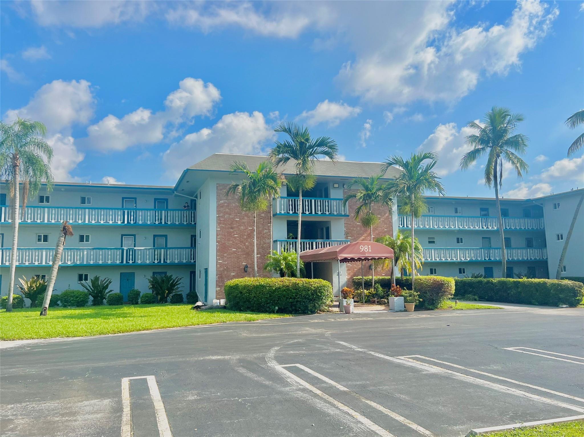 All ages, laminated floors, new appliances, pleasant pool view, 2nd floor, parking in front of the entrance.