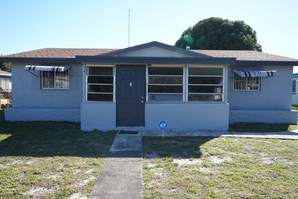 Photo of 2614 NW 25th Street NW, Fort Lauderdale, FL 33311 (MLS # R11159946)