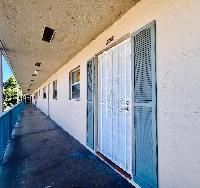 CENTURY VILLAGE - OXFORD CONDO - Residential