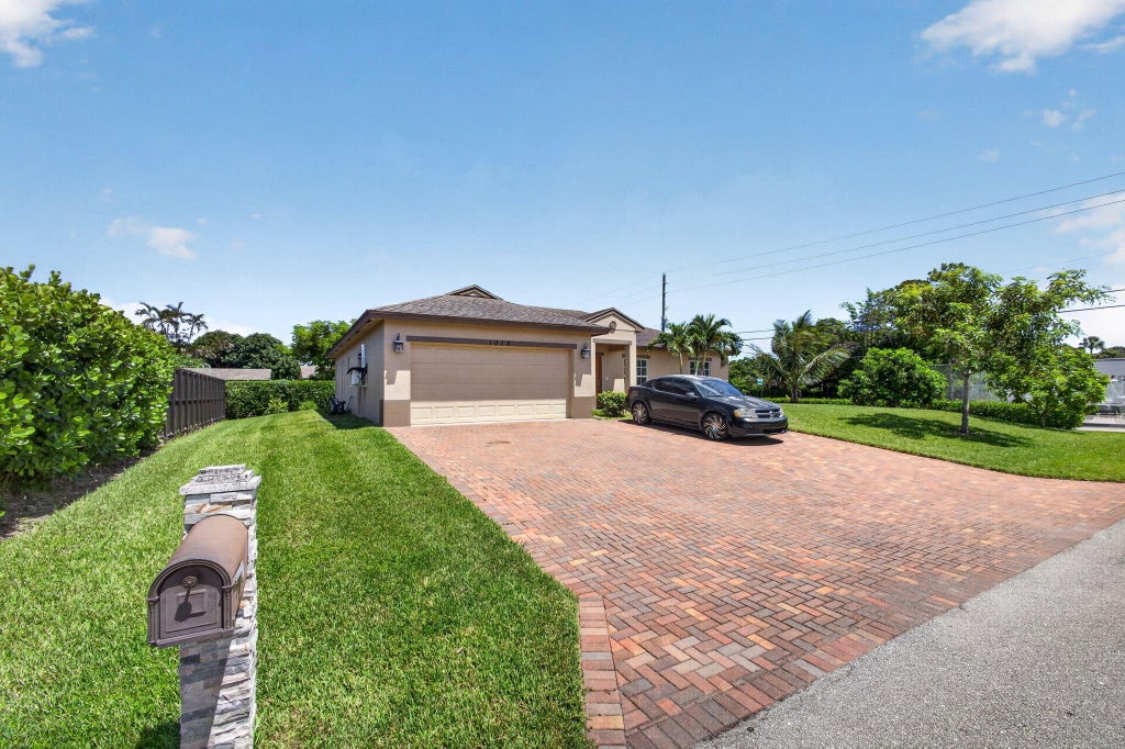 Photo of 1016 CHERYL Road, Haverhill, FL 33417 (MLS # B26064964)