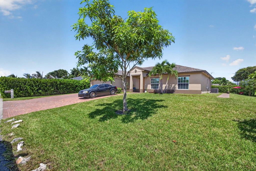 Photo of 1016 CHERYL Road, Haverhill, FL 33417 (MLS # B26064964)