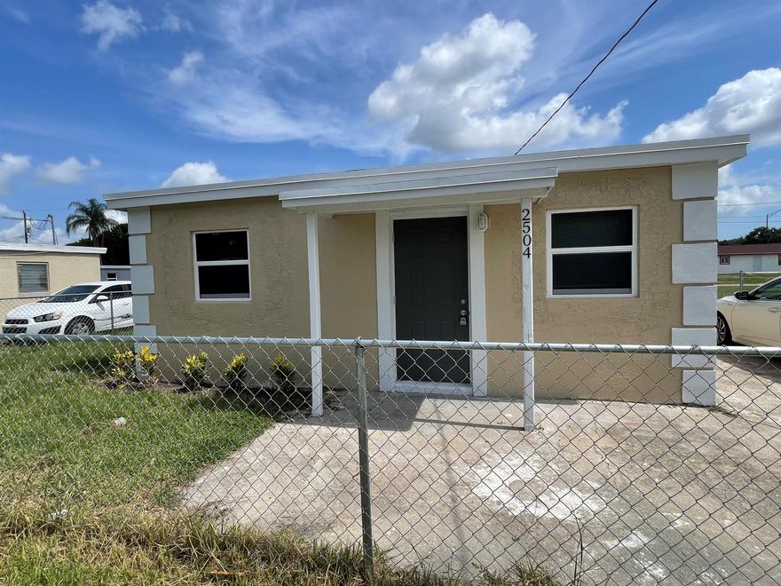 Come see this beautifully remodeled home in Fort Pierce. NEWER FLOORS, KITCHEN, BATHROOM. Close to Downtown Fort Pierce and shopping.