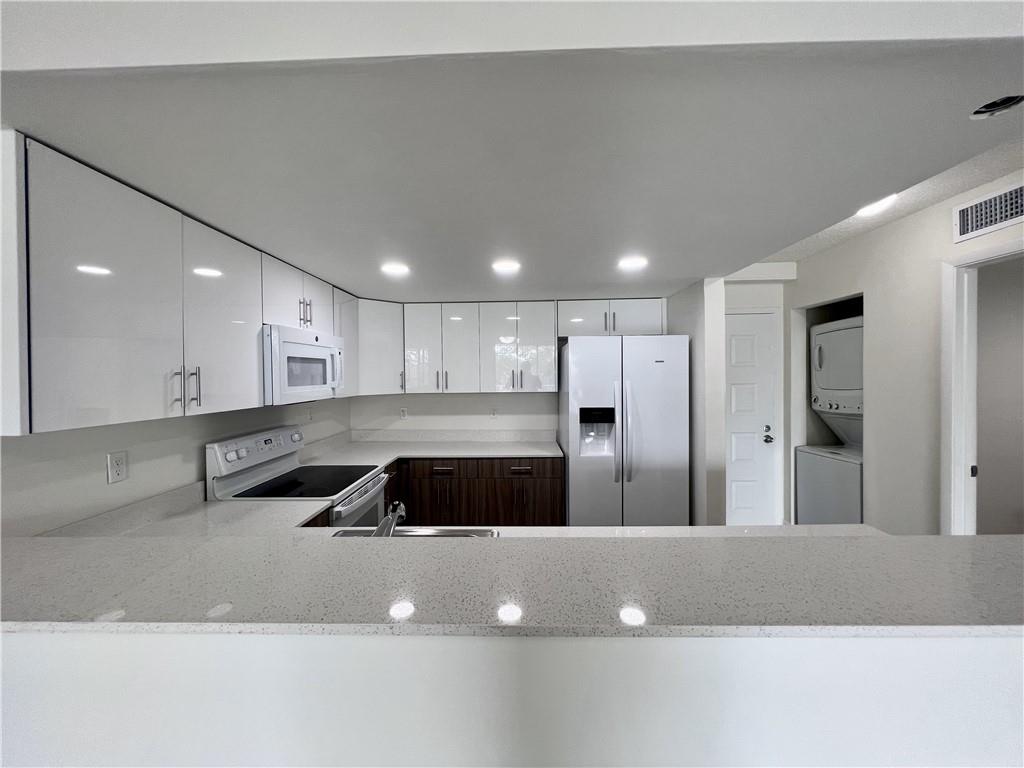 1 bedroom / 1.5 Baths- (1000sqft) with a very large living area and tons of closet space! Country Club Towers is now leasing luxury waterfront one and two bedroom residences featuring huge living spaces, oversized bedrooms and tons of closet space. If you’re looking for a spacious and well-appointed rental with resort-style amenities and beautifully maintained grounds, look no further. Country Club Towers offers all these lifestyle choices plus effortless expressway convenience and easy access to anything in Miami-Dade or Broward county. *$99 DEPOSIT (w.a.c) *FAST AND EASY MOVE IN *LARGE FRIENDLY PETS UP TO 60LBS. OK