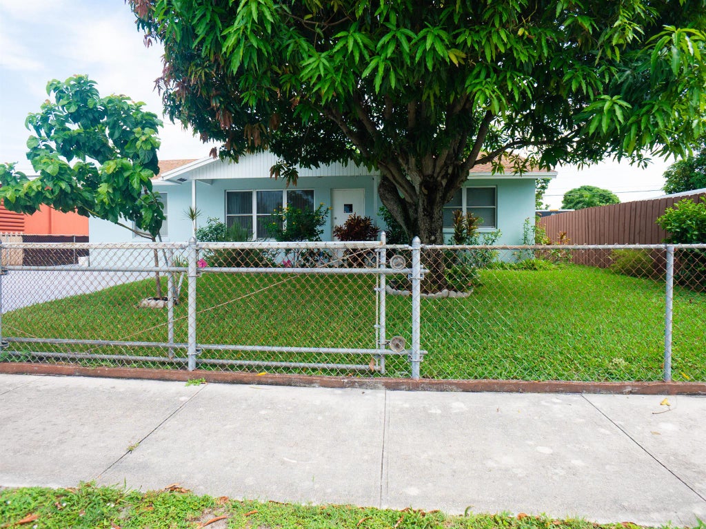 Photo of 713 Hillcrest Boulevard, West Palm Beach, FL 33405 (MLS # R10912966)