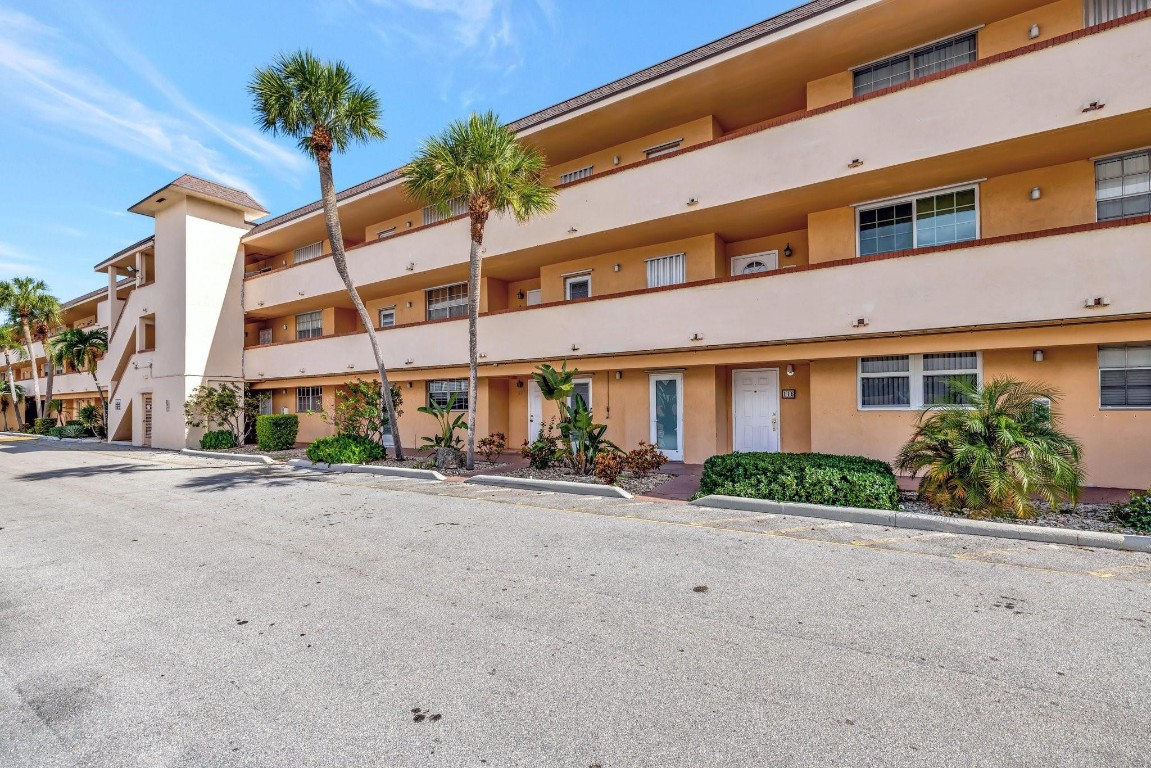 LIGHTHOUSE POINT PLAZA - Residential